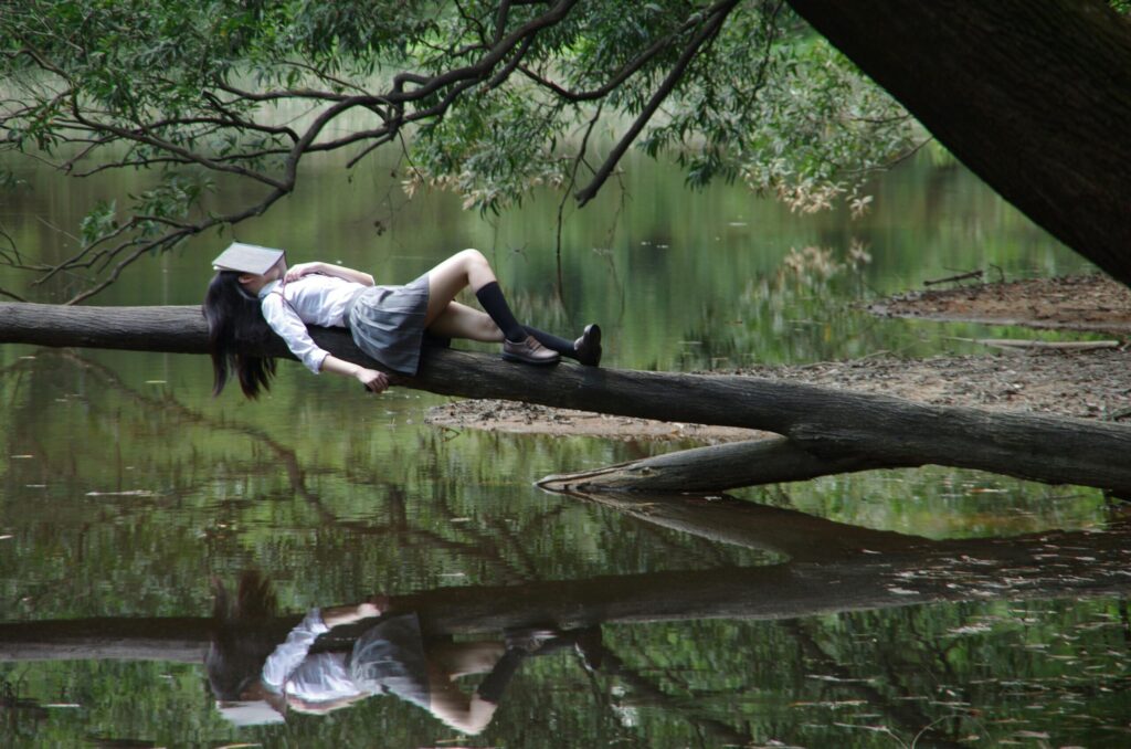 Virginie Verdois - Psychologue - Femme heureuse dans la forêt - penser à soi - bien être - vie positive - profiter - amour - bonheur - sérénité